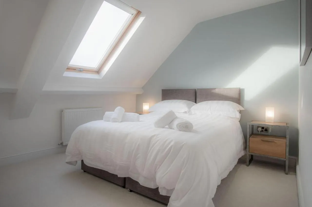Skylark - 2 Bedroom - Apartment Tenby