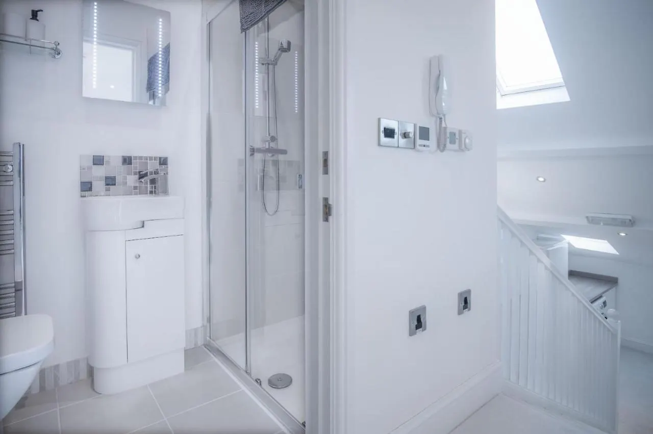 Skylark - 2 Bedroom - Apartment Tenby
