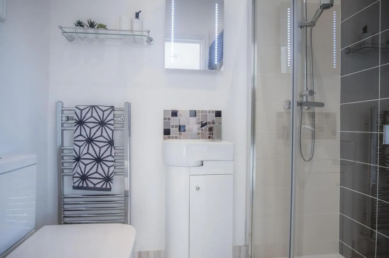 Skylark - 2 Bedroom - Apartment Tenby