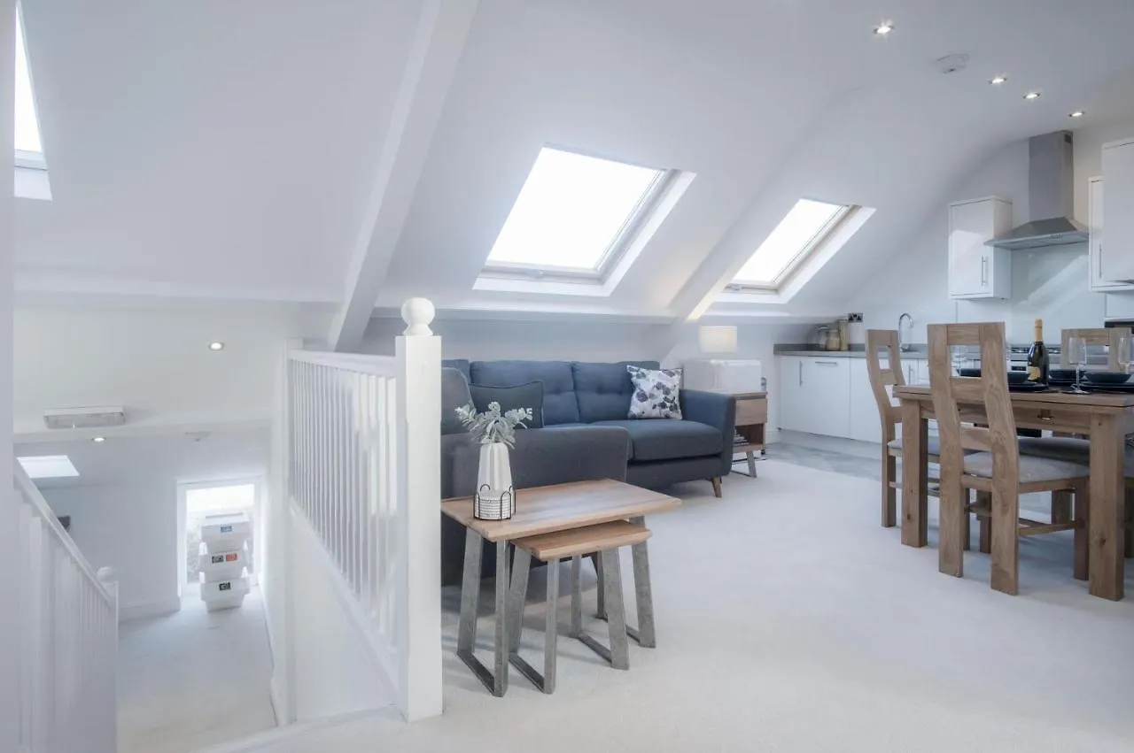 Skylark - 2 Bedroom - Apartment Tenby