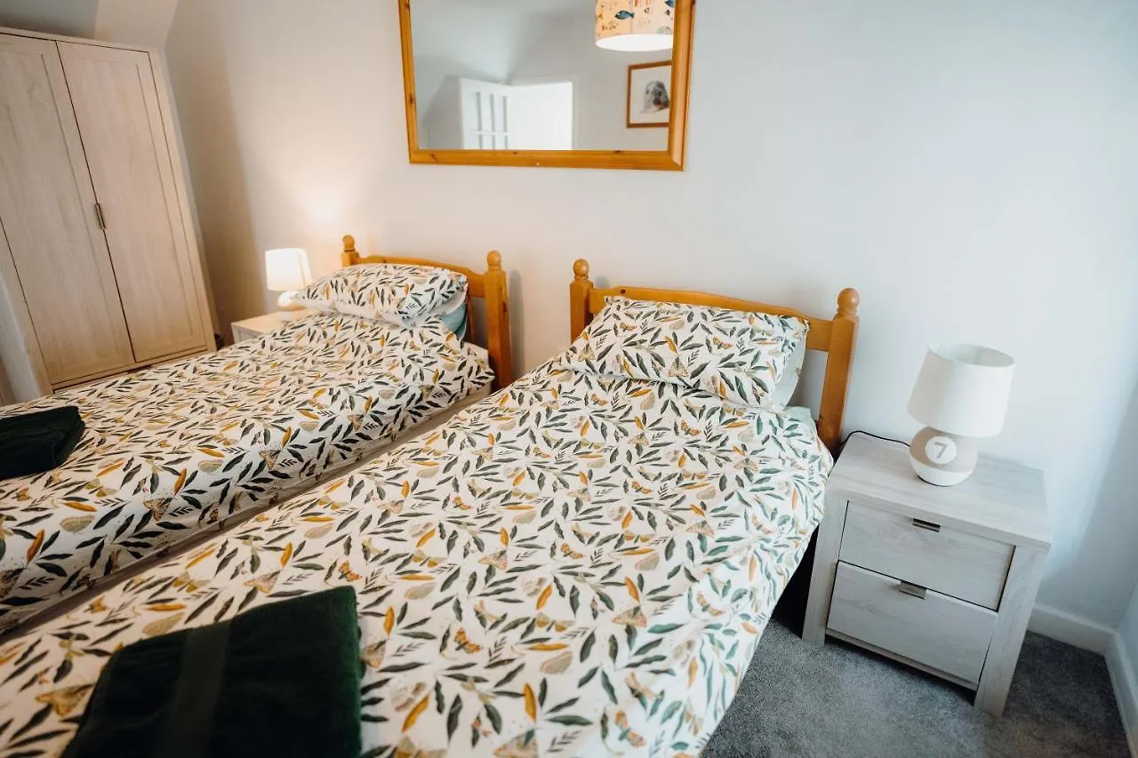 Quaint Cosy With A Hot Tub In Centre Tenby