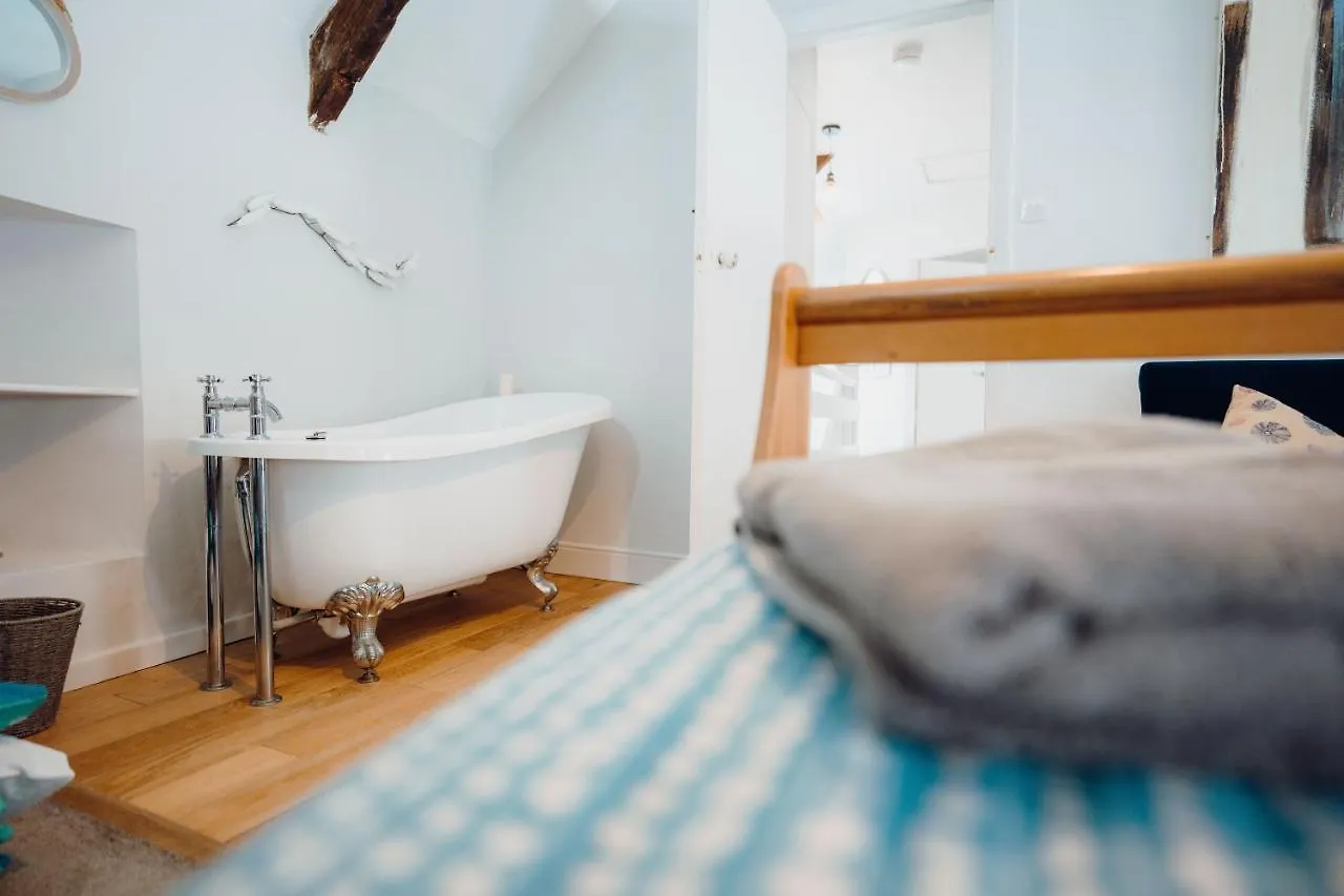 Holiday home Quaint Cosy With A Hot Tub In Centre Tenby