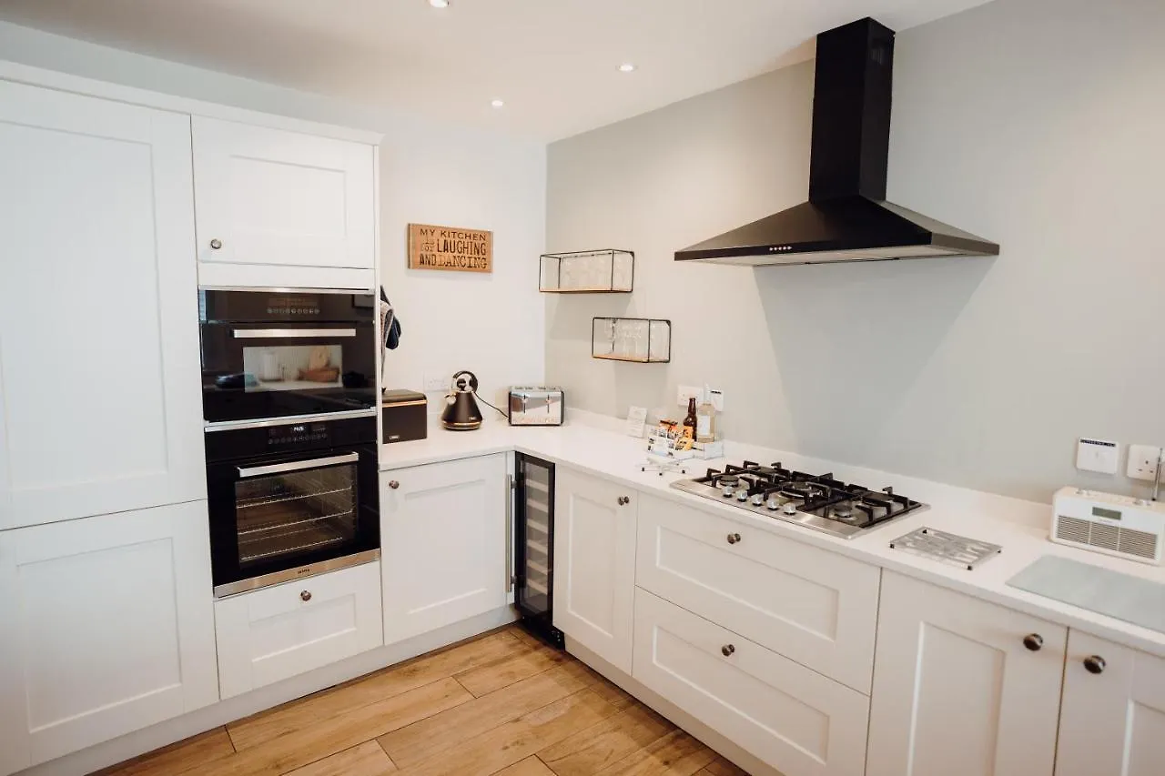 Quaint Cosy With A Hot Tub In Centre Holiday home Tenby