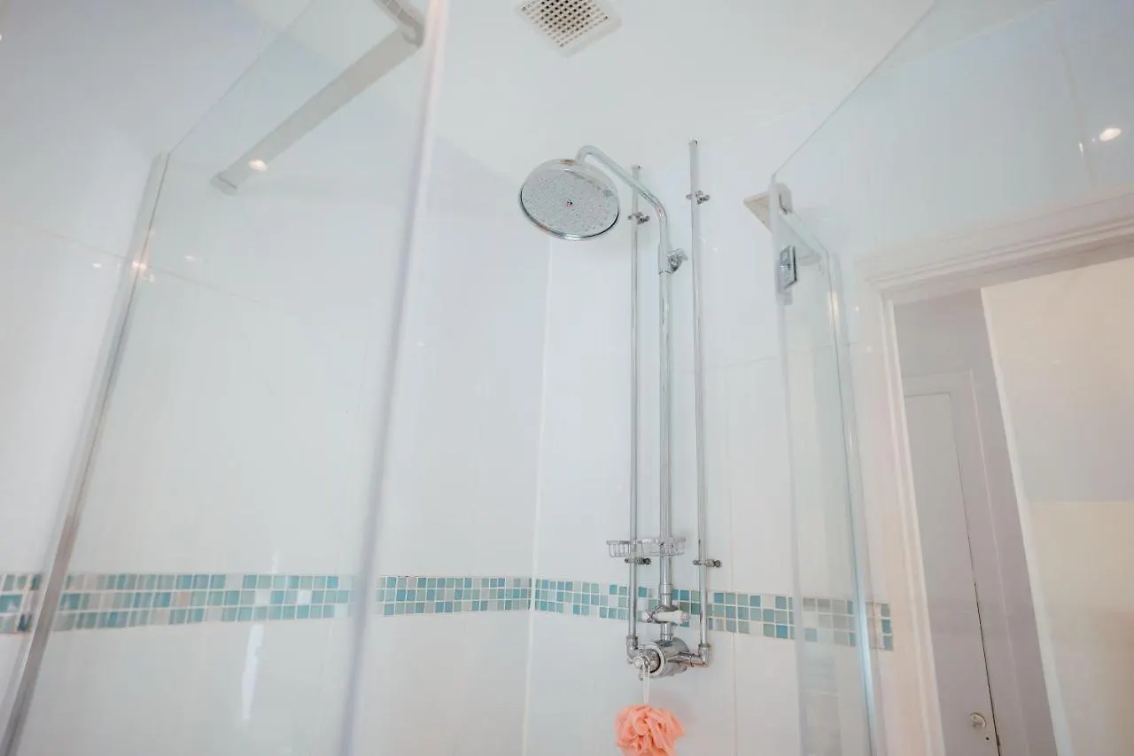 Quaint Cosy With A Hot Tub In Centre *