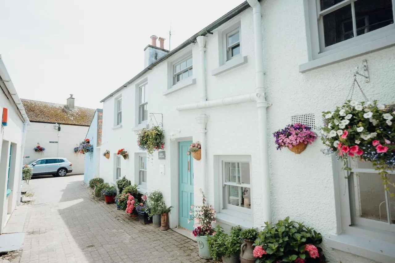 Quaint Cosy With A Hot Tub In Centre *