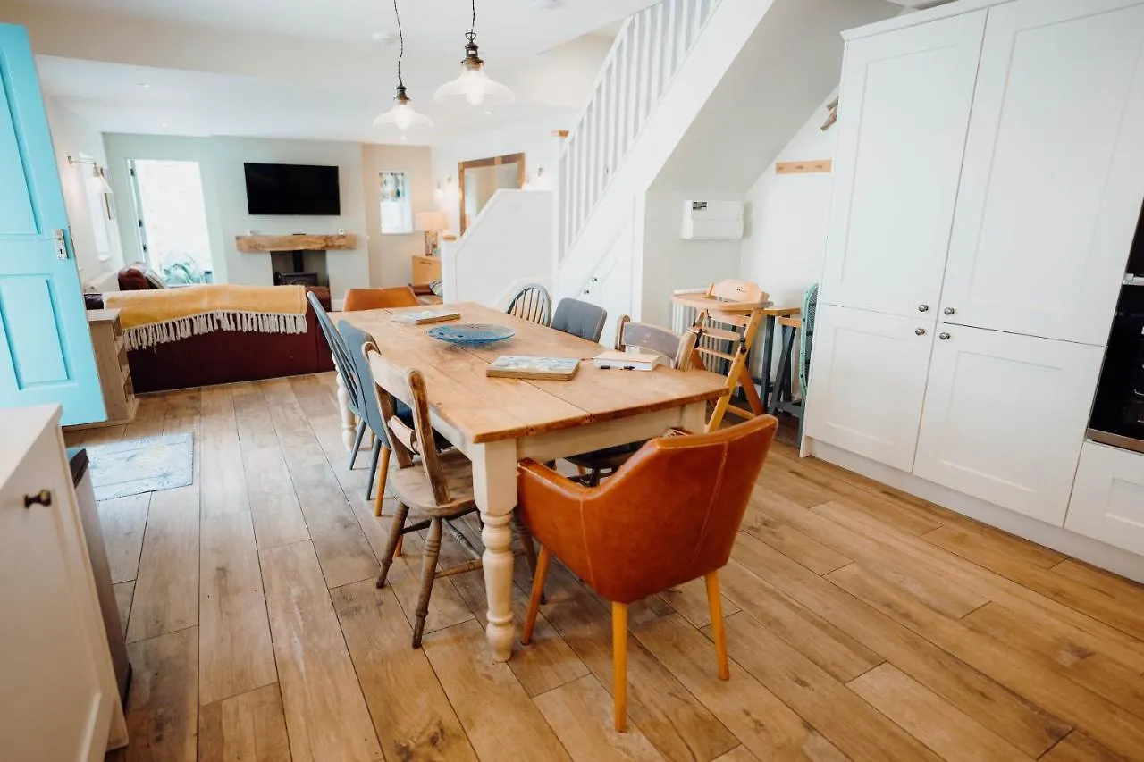 Holiday home Quaint Cosy With A Hot Tub In Centre