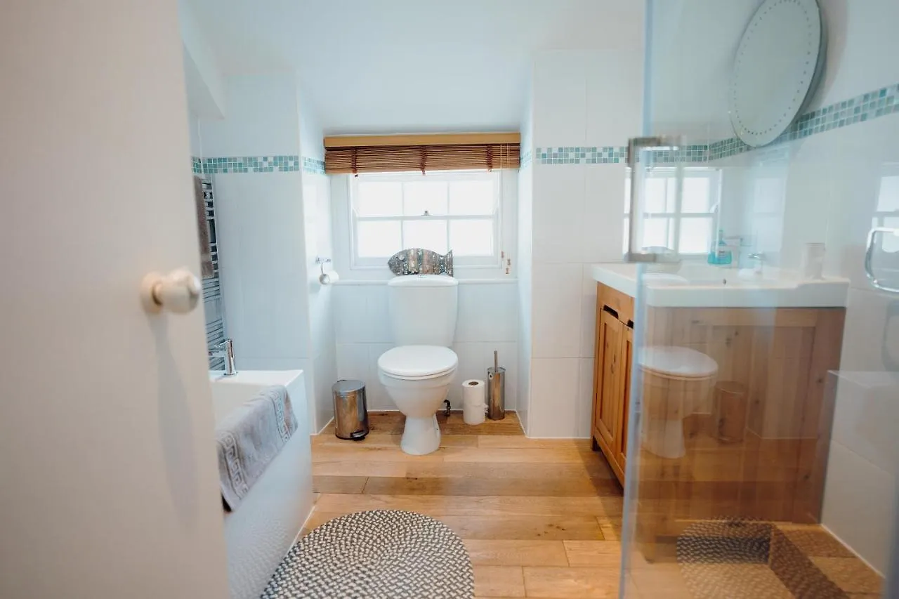 Quaint Cosy With A Hot Tub In Centre Tenby