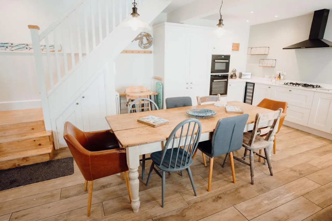 Holiday home Quaint Cosy With A Hot Tub In Centre