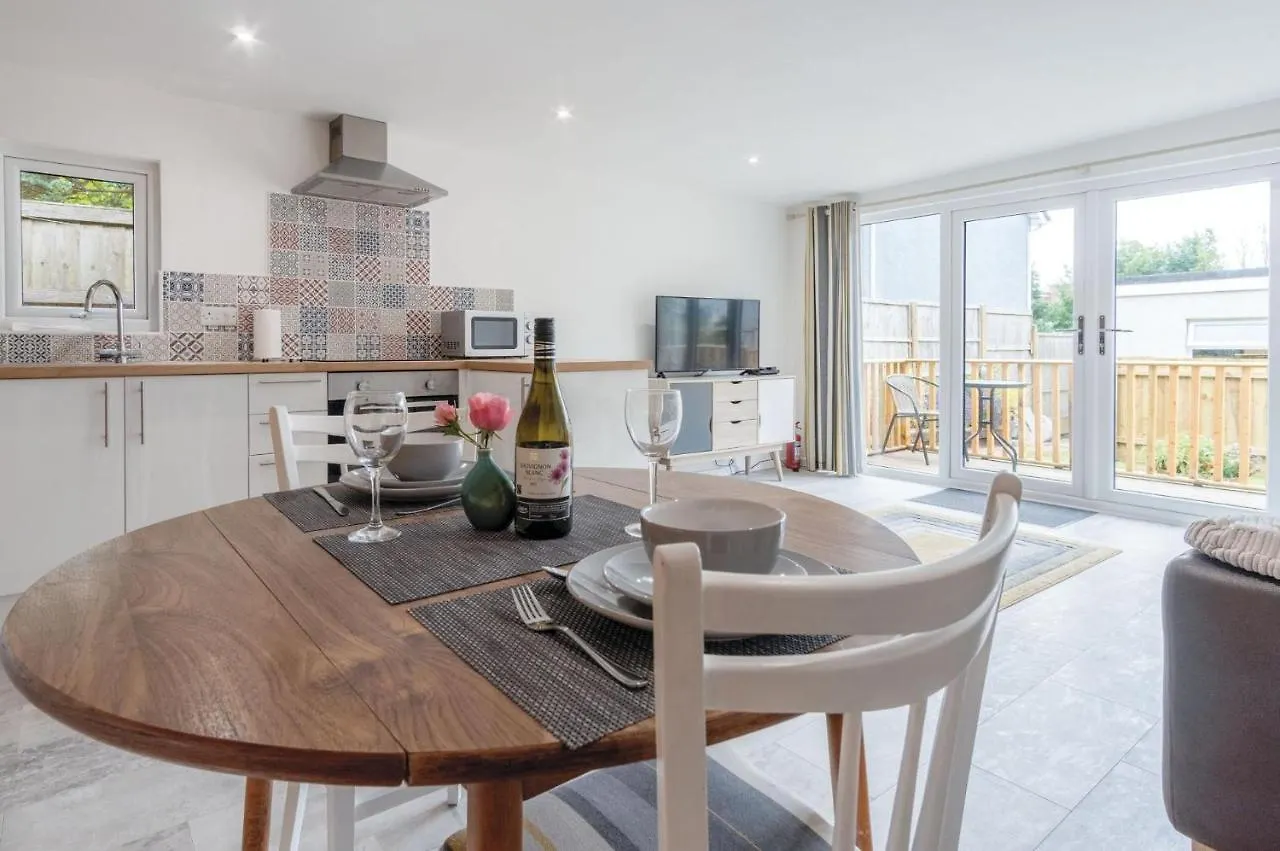 The Garden - 1 Bedroom - Chalet Tenby
