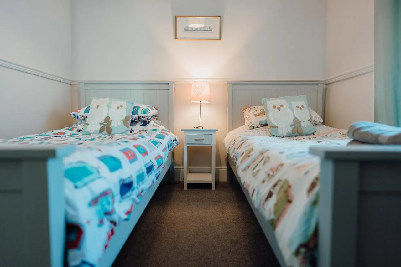 No4 Queens Parade Close To South Holiday home Tenby