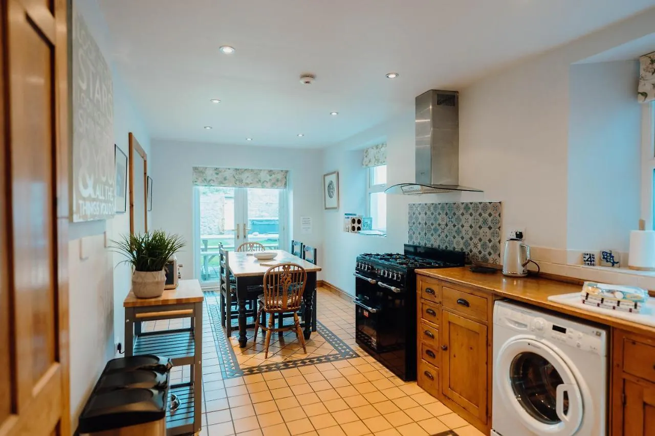 No4 Queens Parade Close To South * Tenby