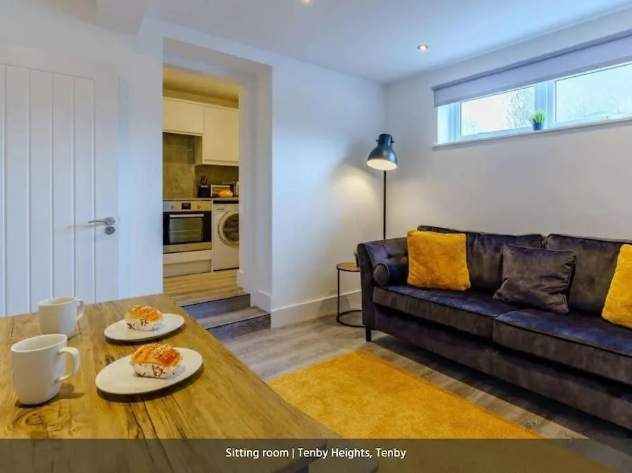 Heights, 5 En-suites, Parking & Garden 펜션