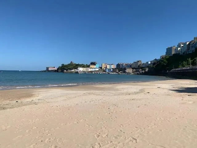 Quaint Cosy With A Hot Tub In Centre Tenby