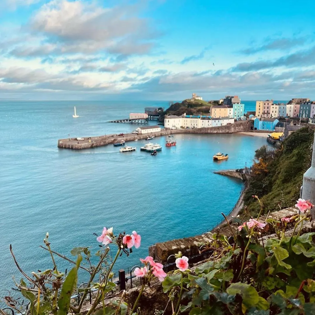 Quaint Cosy With A Hot Tub In Centre * Tenby