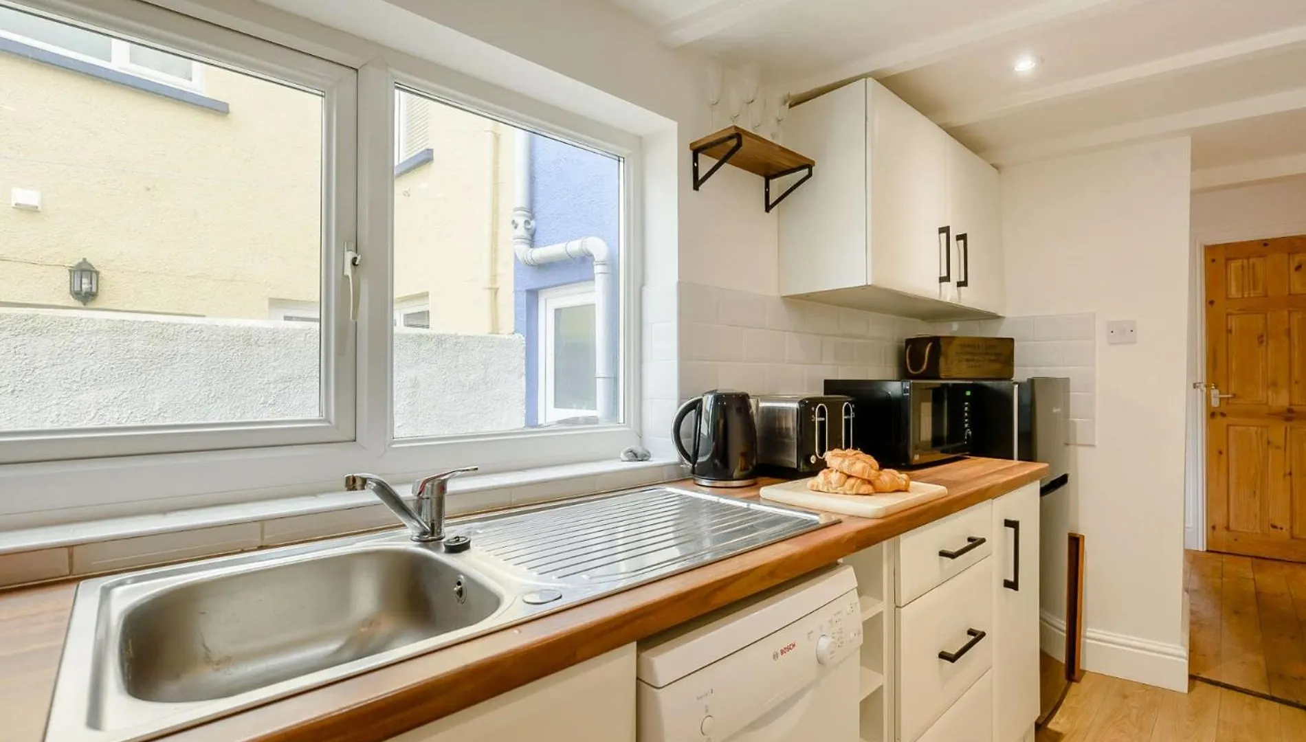 3 Bed In 90360 Tenby