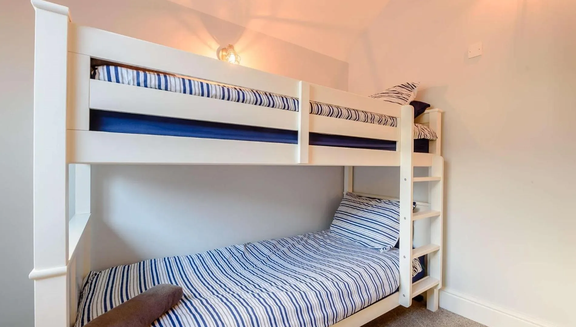 3 Bed In 90360 *