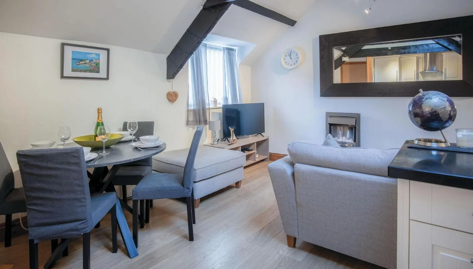 Cosy At The Mews - 2 Bedroom - Apartment Tenby