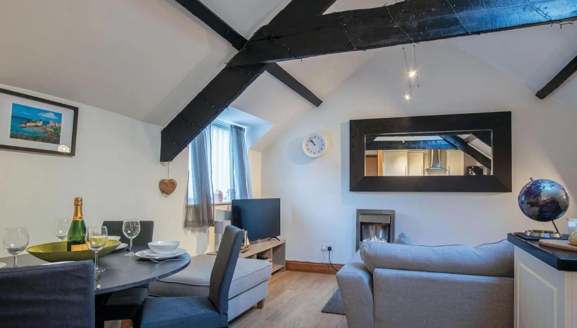 Apartment Cosy At The Mews - 2 Bedroom - *