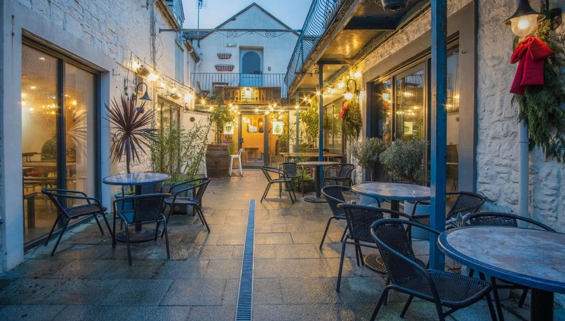 Cosy At The Mews - 2 Bedroom - * Tenby