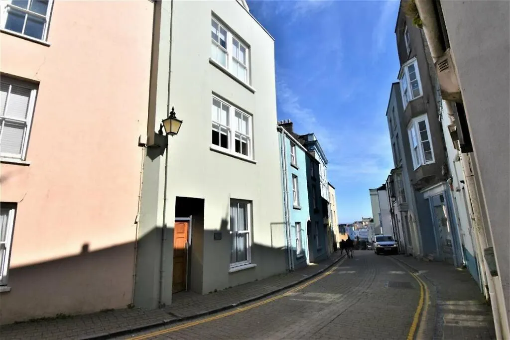 Royal Victoria Court 11, * Tenby