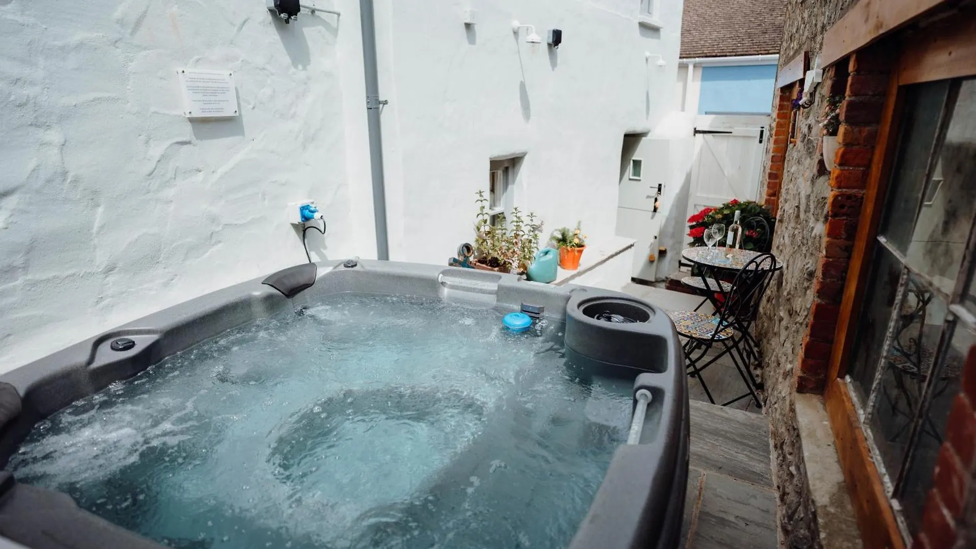 Quaint Cosy With A Hot Tub In Centre *