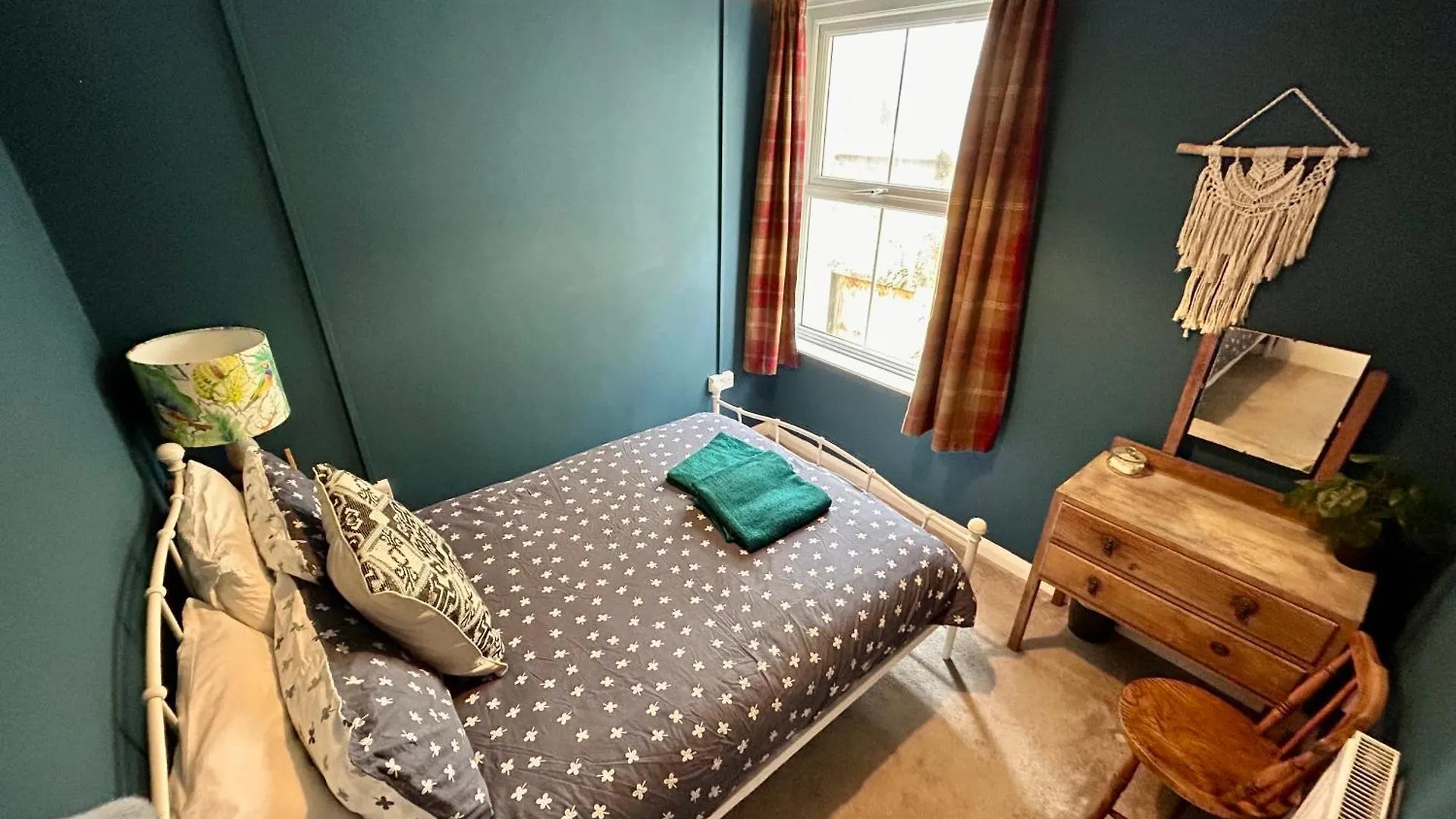 Private Pad - View Of High Street Apartment *