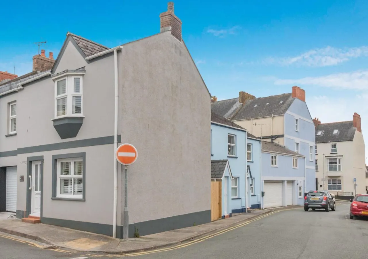Mays Place Holiday home Tenby