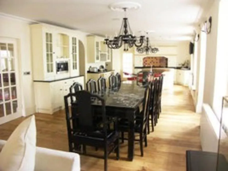 Holiday home Huge Pet Friendly House Sleeps 14 *