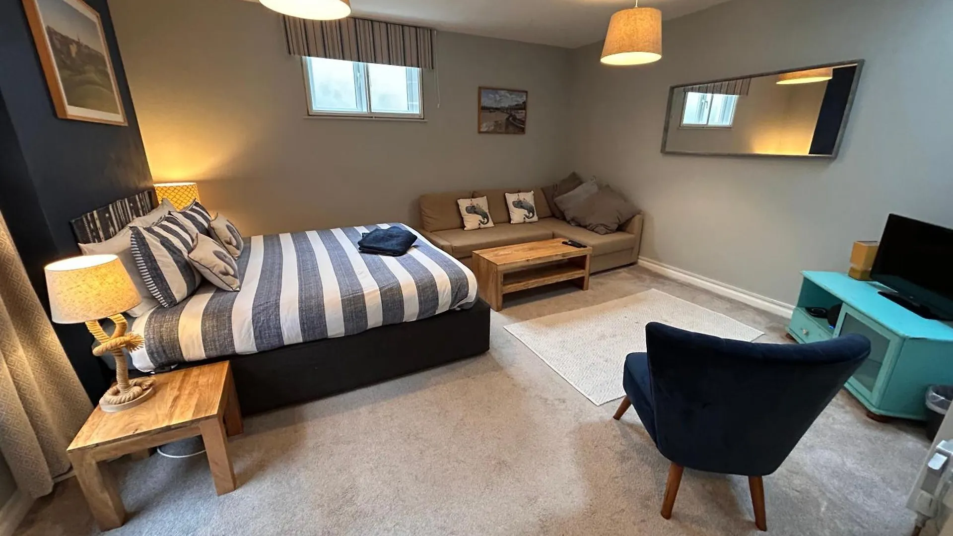 Private Pad - View Of High Street *