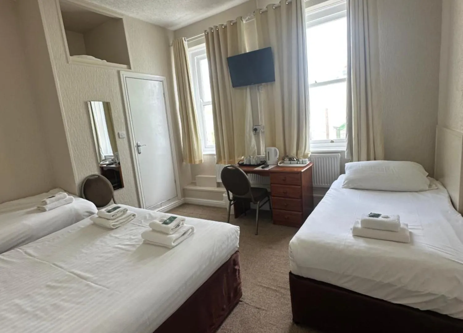 Clarence House Hotel 2*