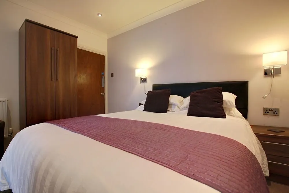 Farnham 4*
