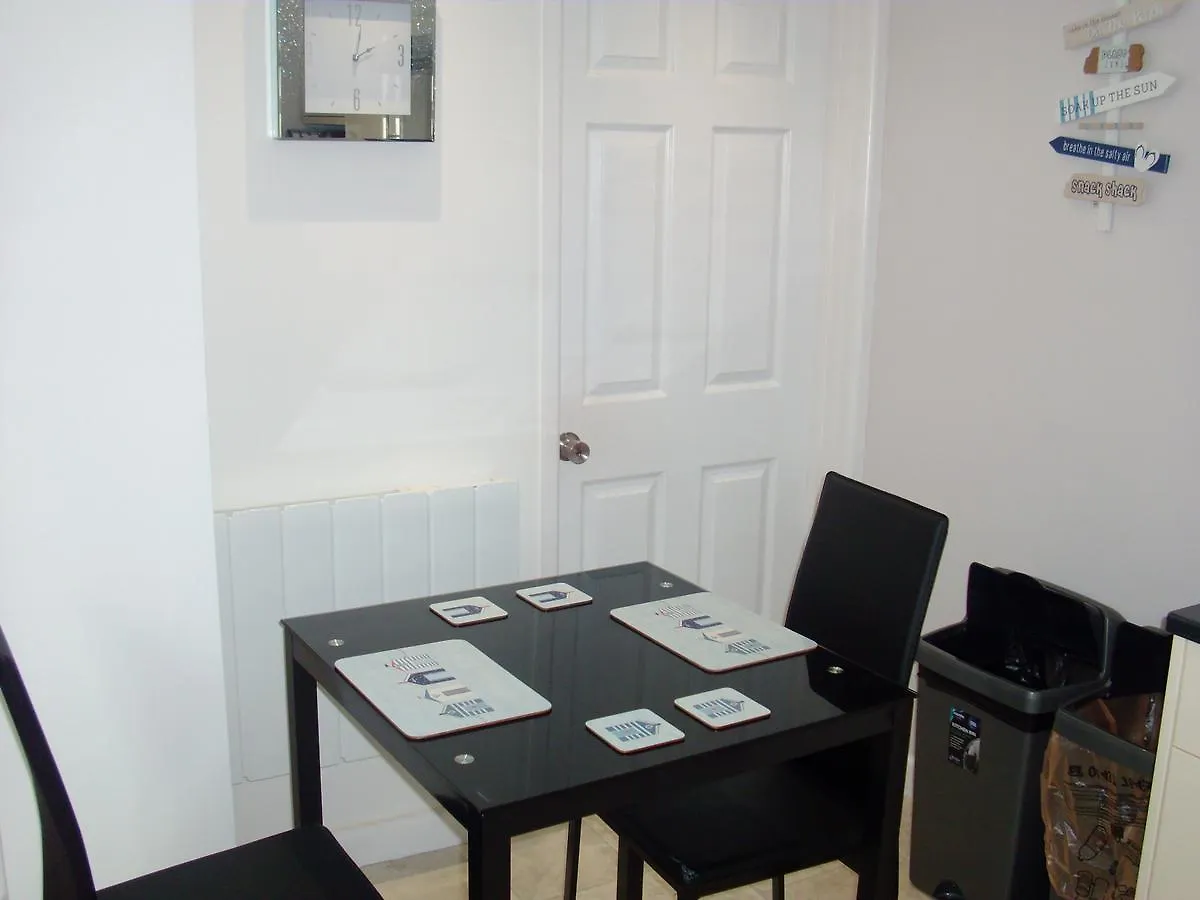 Lockinbar * Tenby