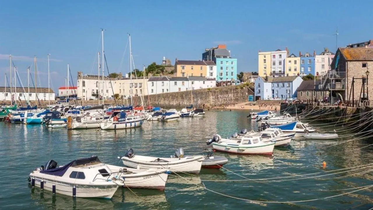 White House Flat Tenby