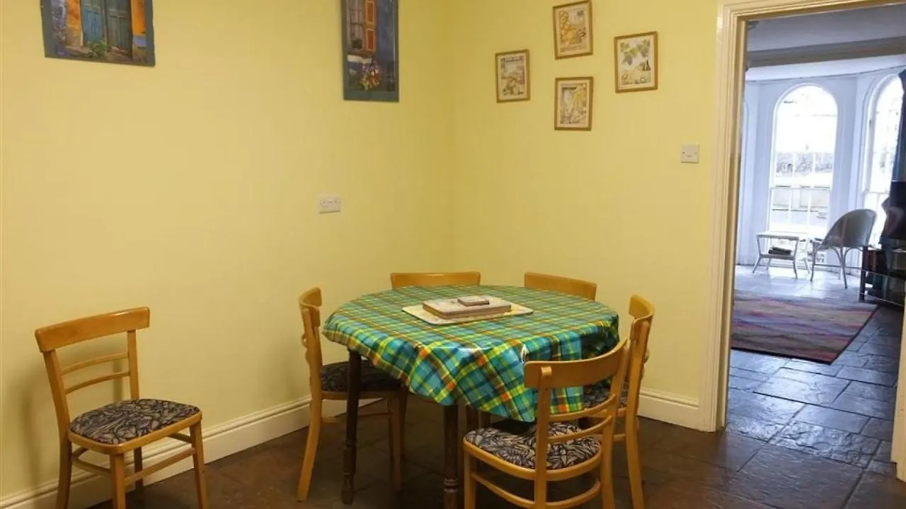 White House Flat Apartment Tenby