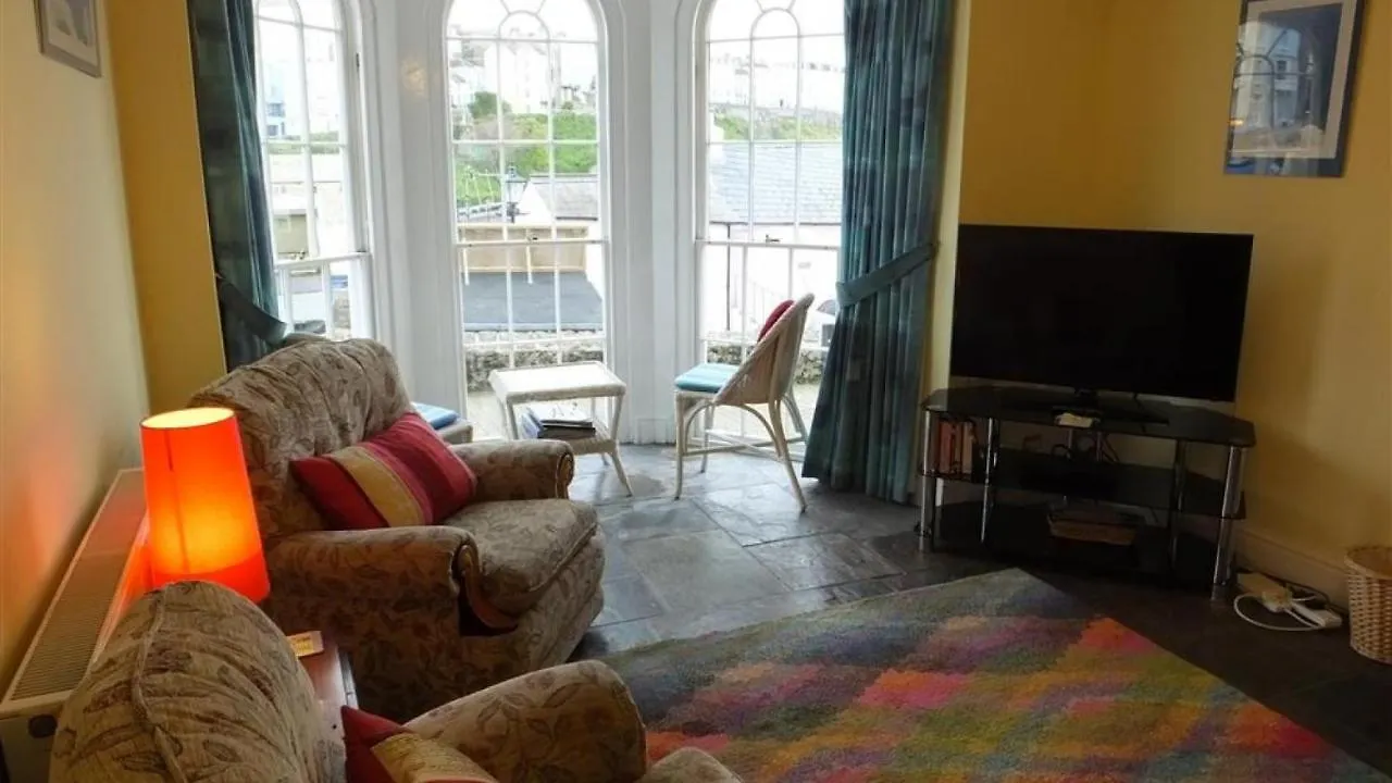 White House Flat Tenby
