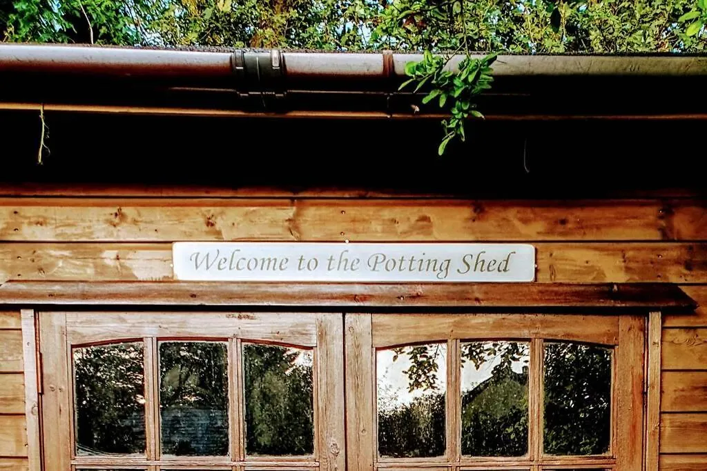 The Potting Shed: Cozy Retreat With Projector And Hot Tub Apartment *
